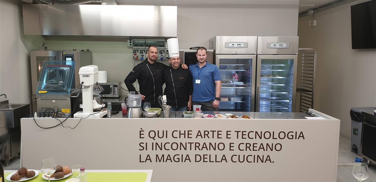 Chef Friulinox Fábio a chef Lukáš Holý se svým profesním parťákem Petrem